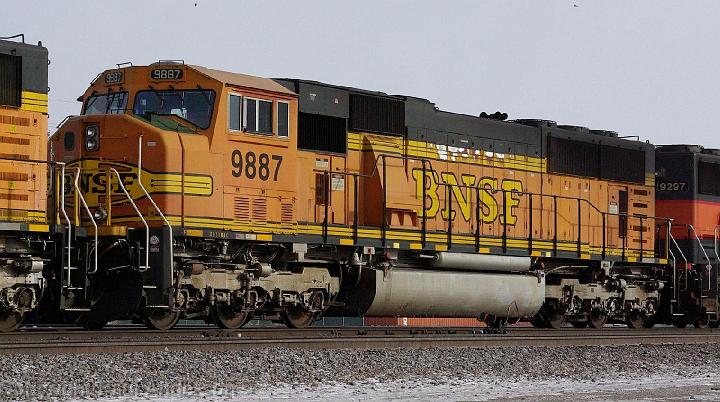 BNSF 9887 - SD70MAC.JPG